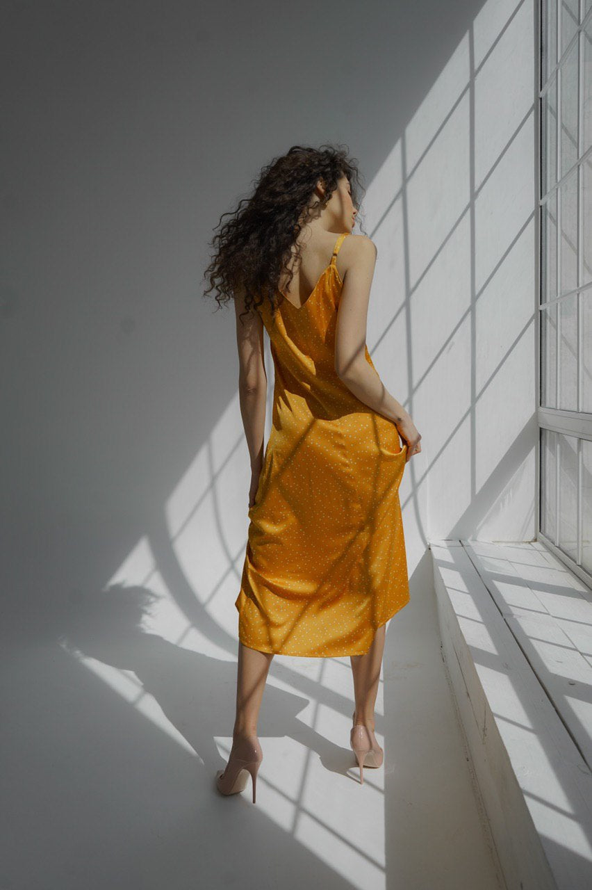 Шовкова сукня на бретелях