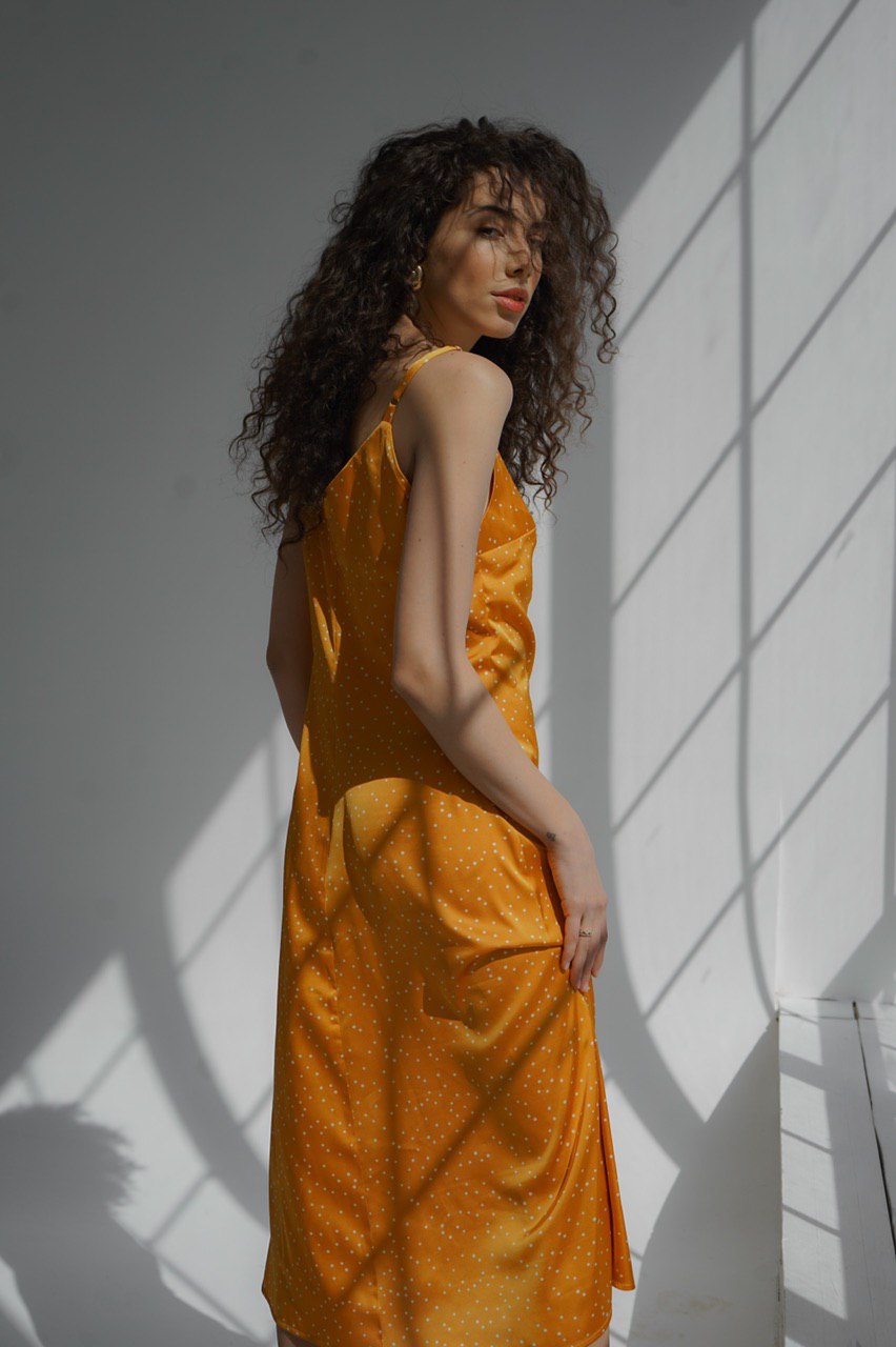 Шовкова сукня на бретелях