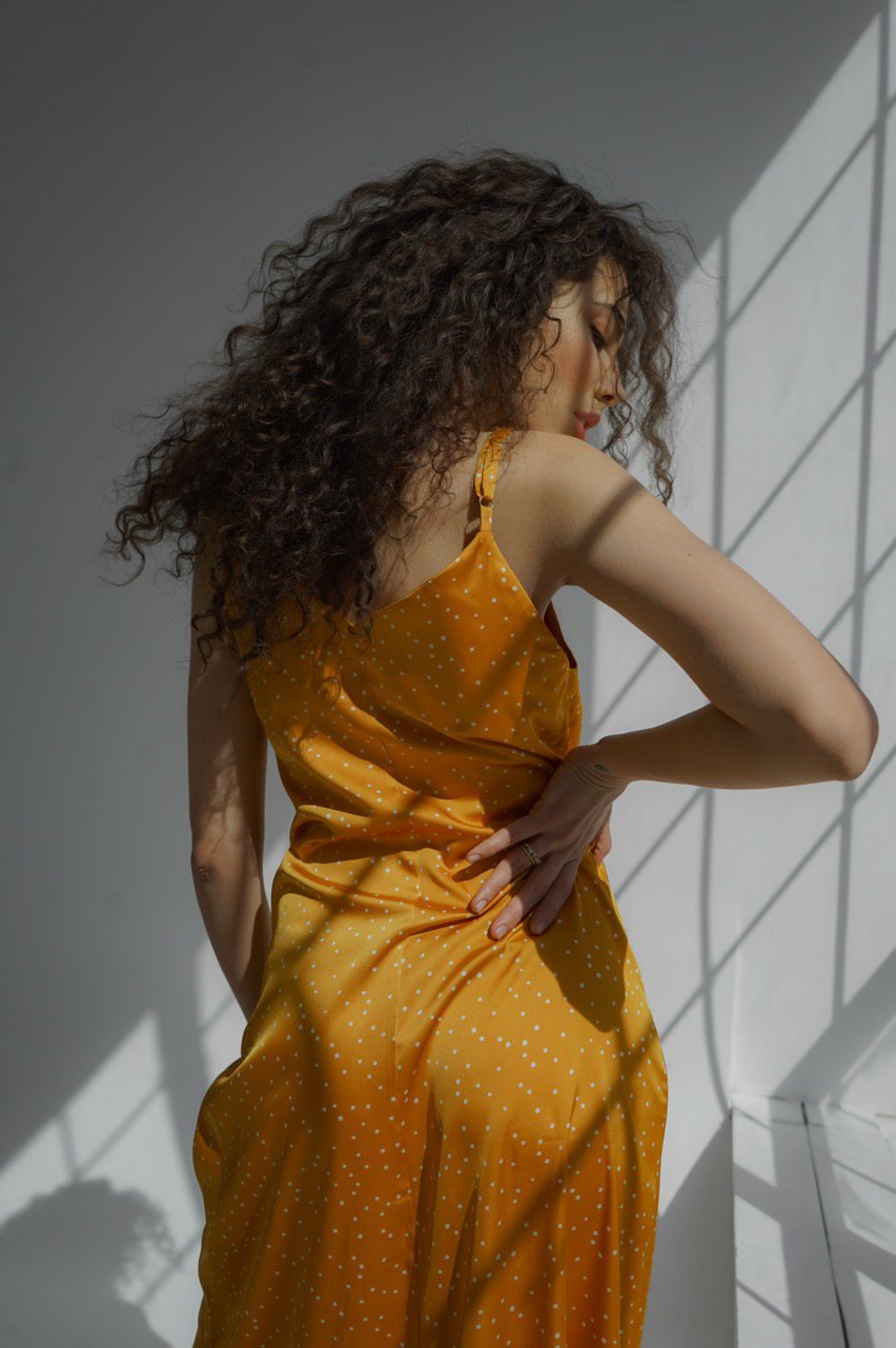 Шовкова сукня на бретелях