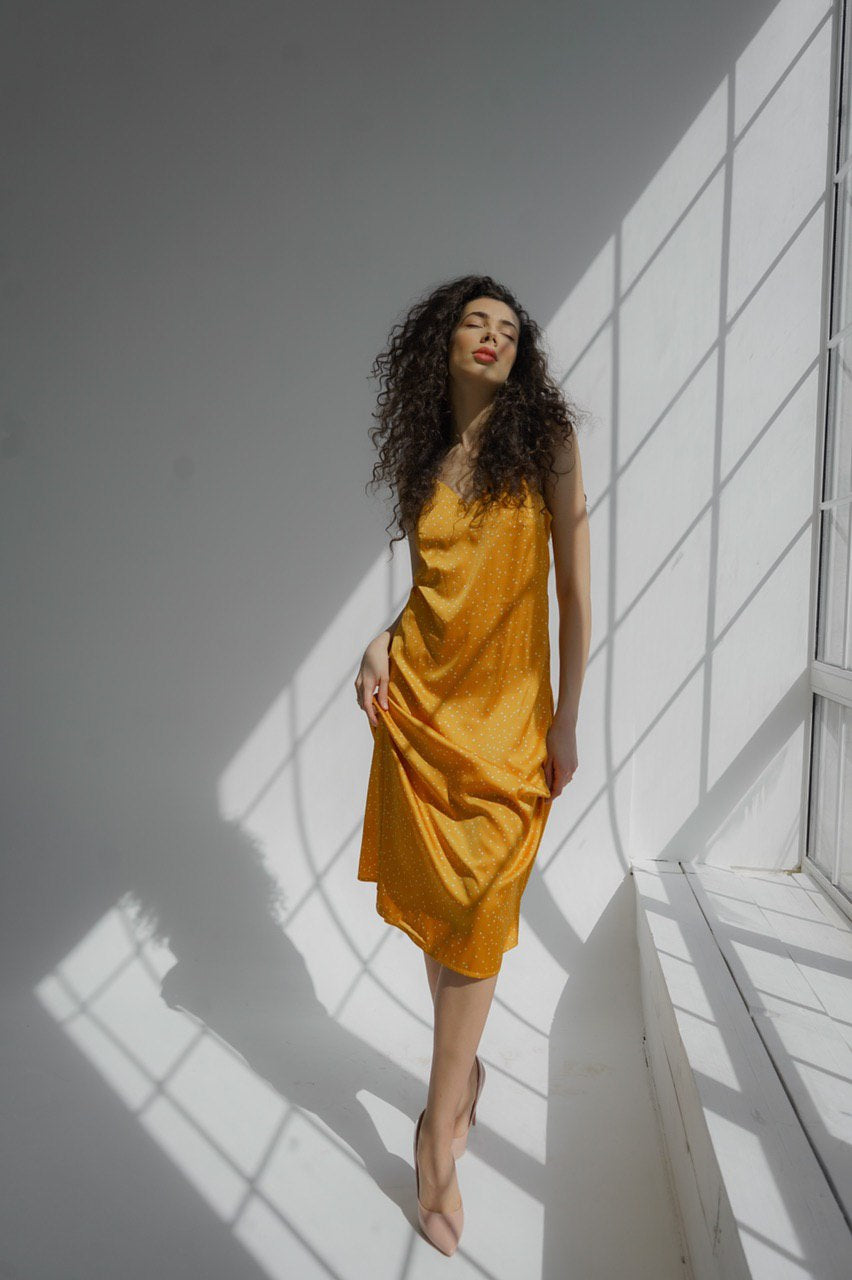 Шовкова сукня на бретелях