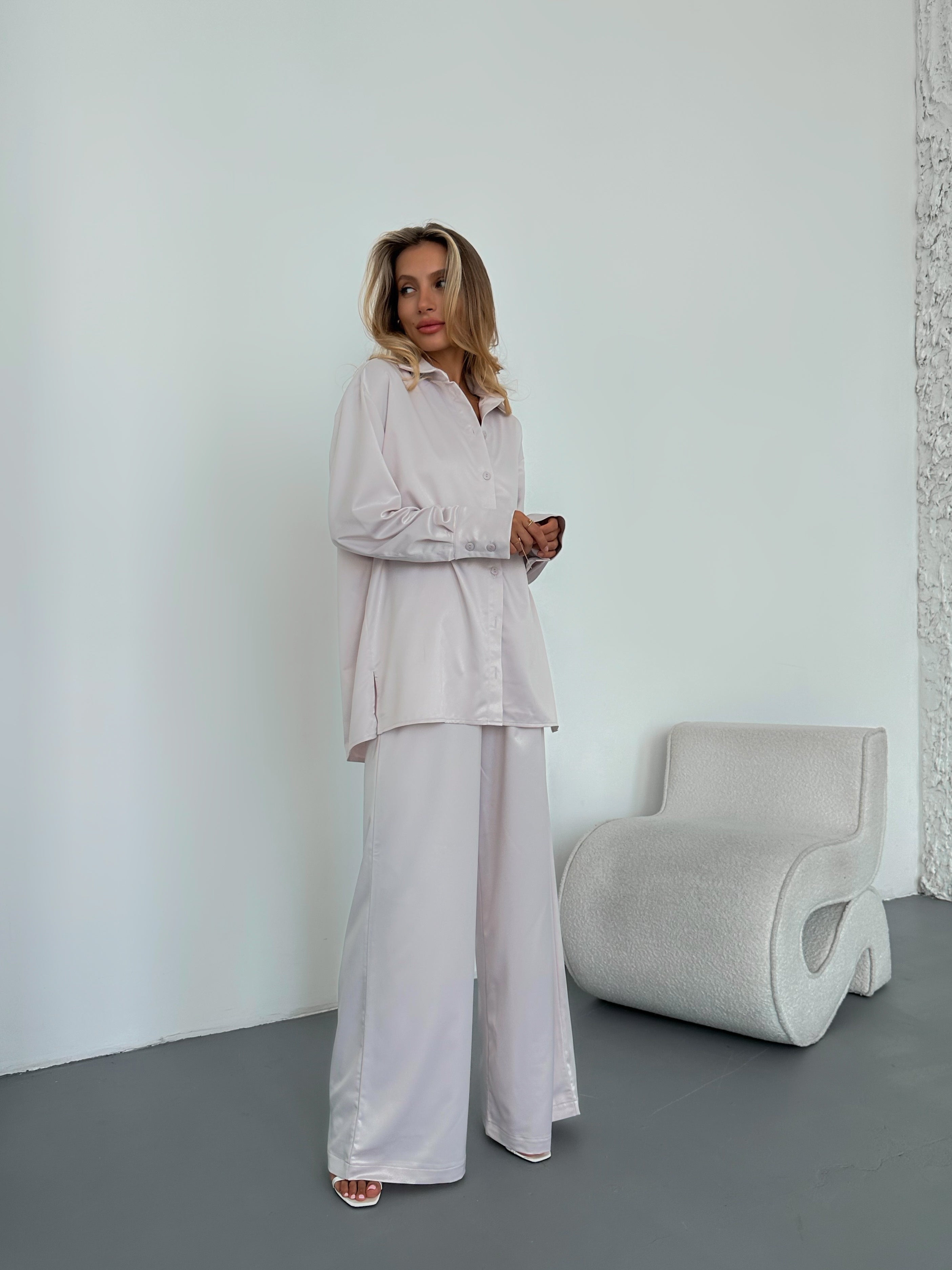 Атласний костюм: штани і сорочка