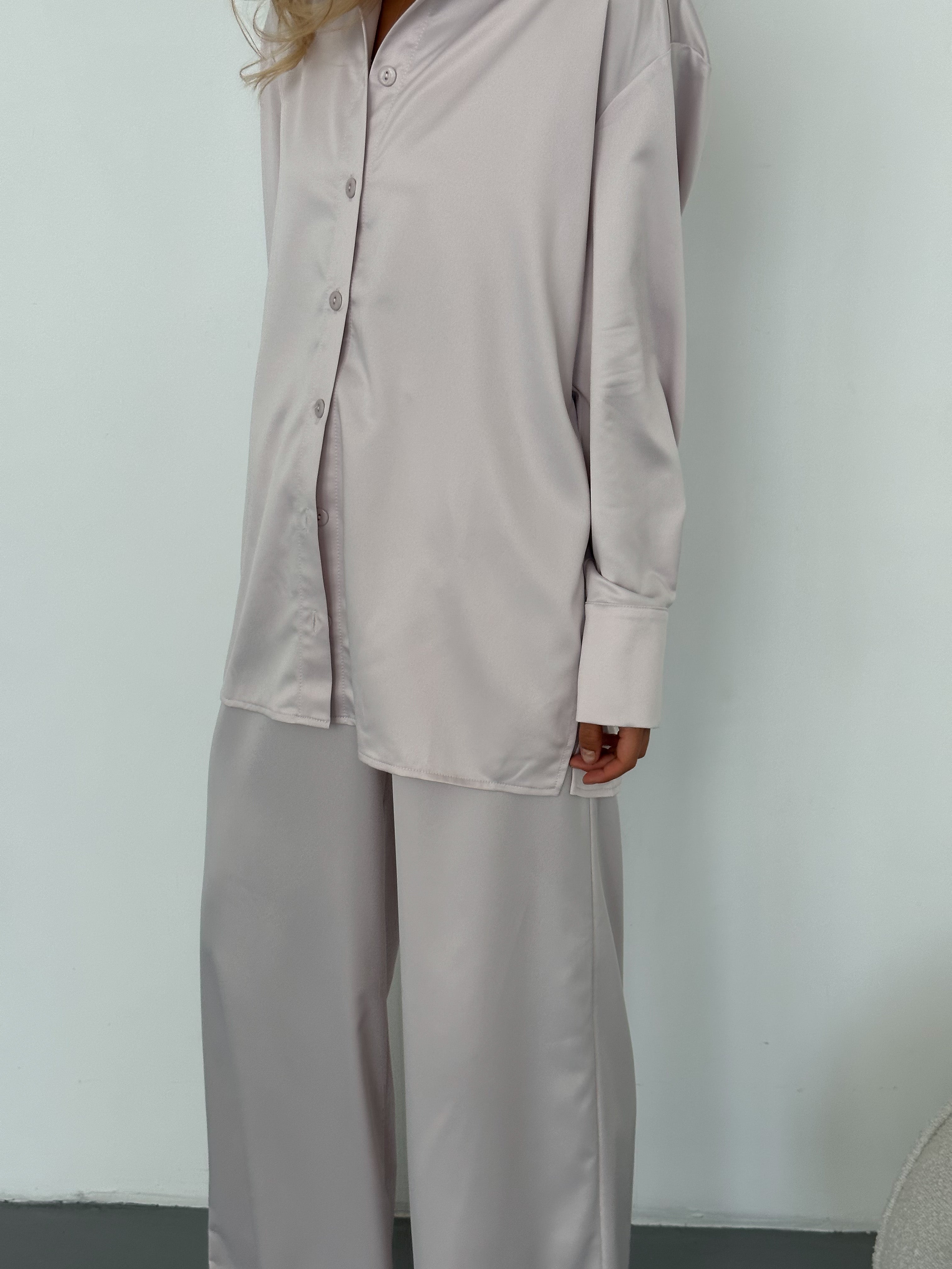 Атласний костюм: штани і сорочка