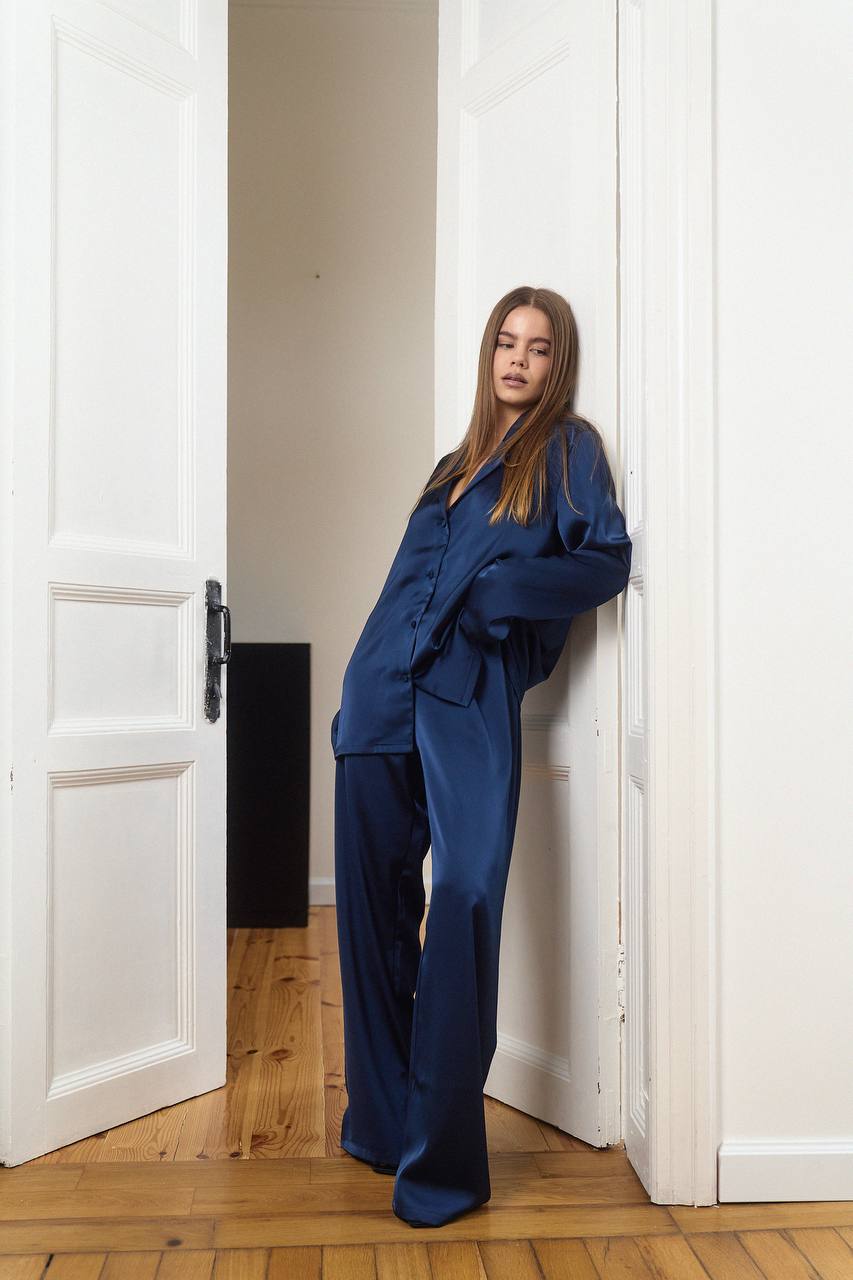 Сатиновий костюм у піжамному стилі