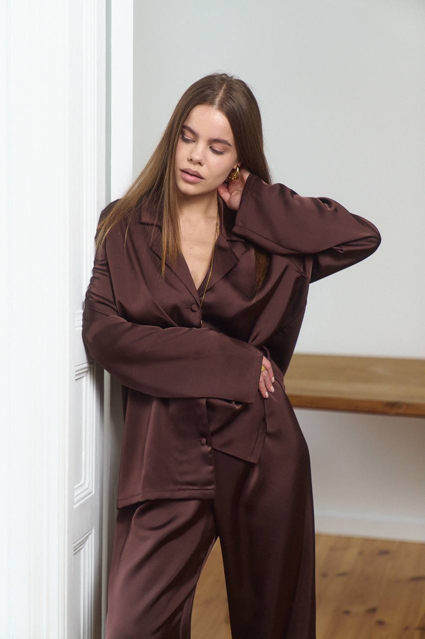 Сатиновий костюм у піжамному стилі